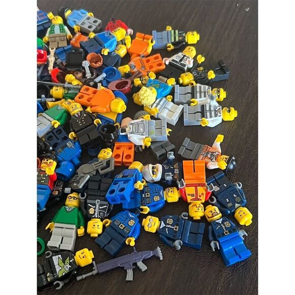 LEGO City 120 Piece Mixed Lot Minifigures & Accessories Set - Picture 5 of 5